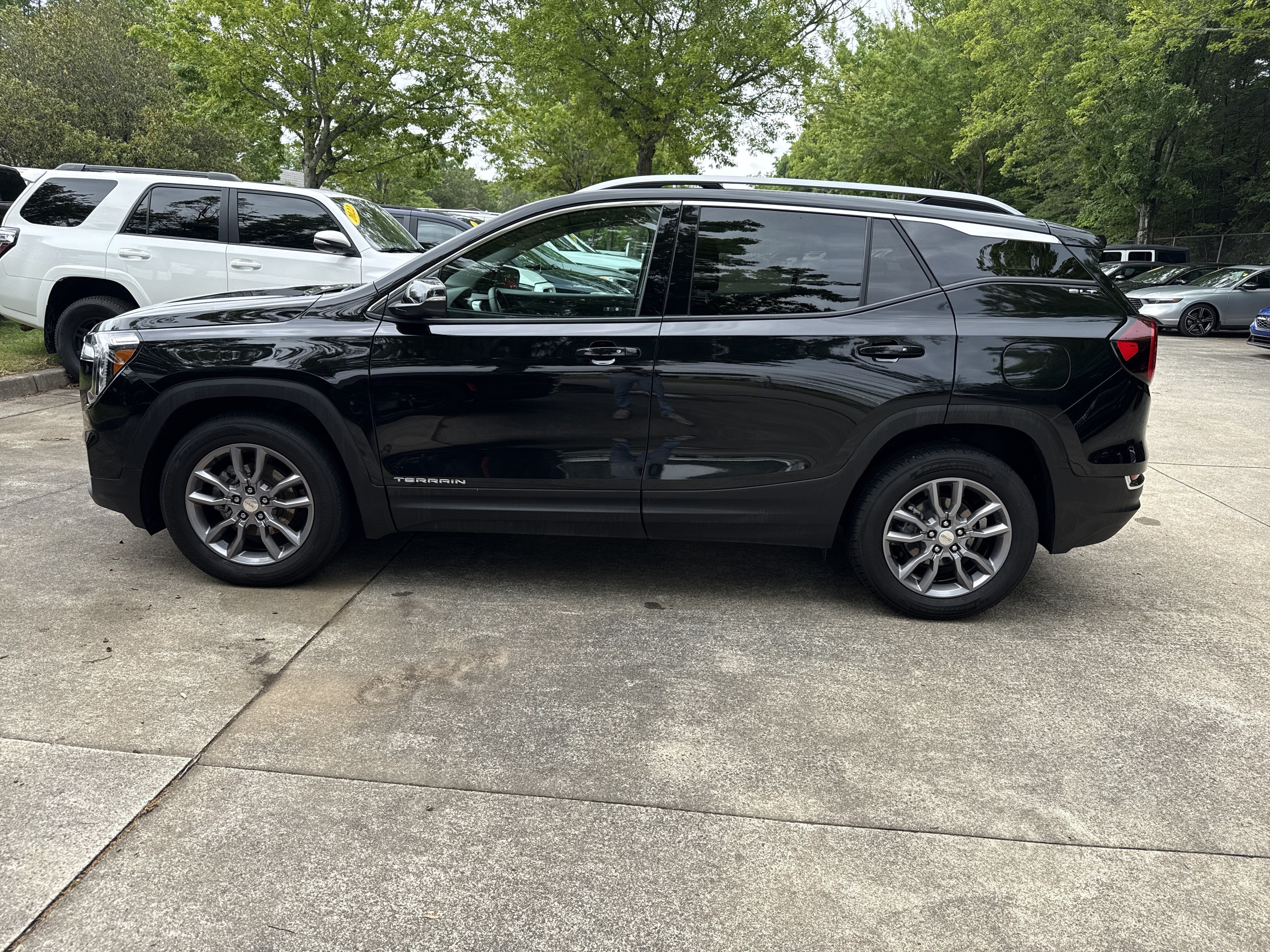 Used 2023 GMC Terrain SLT AWD/4WD image 4