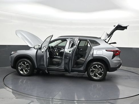 Used 2025 Chevrolet Trax LT FWD image 35