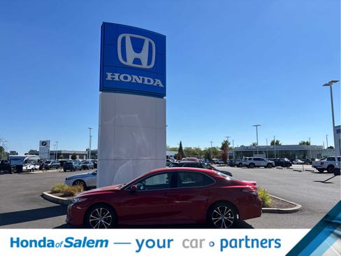 Used 2019 Toyota Camry SE w/ Carpet Mat Package FWD image 3