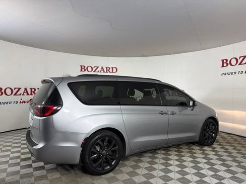 Used 2018 Chrysler Pacifica Touring-L w/ Premium Audio Group FWD image 9