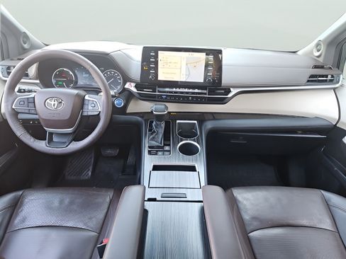 Used 2021 Toyota Sienna Platinum FWD image 9