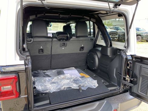 New 2026 Jeep Wrangler Unlimited Sahara AWD/4WD image 5