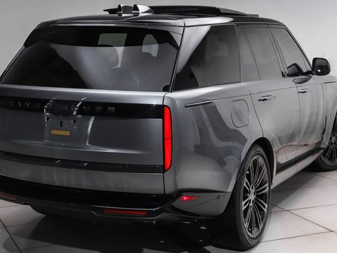 Used 2025 Land Rover Range Rover SE image 3