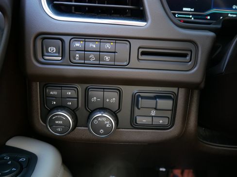 Used 2024 Chevrolet Tahoe Z71 w/ Off-Road Capability Package image 26