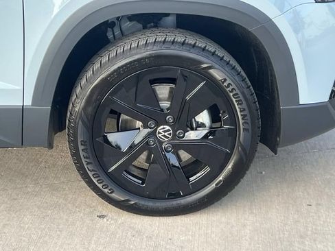 New 2026 Volkswagen Taos SE FWD image 3