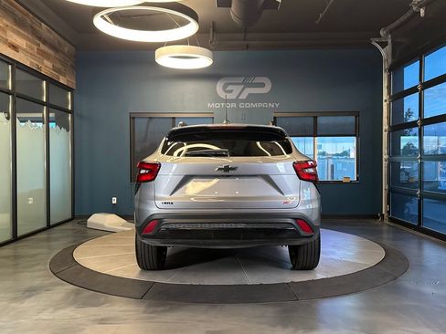 Used 2025 Chevrolet Trax RS FWD image 4