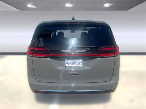 New 2025 Chrysler Pacifica Select image 9