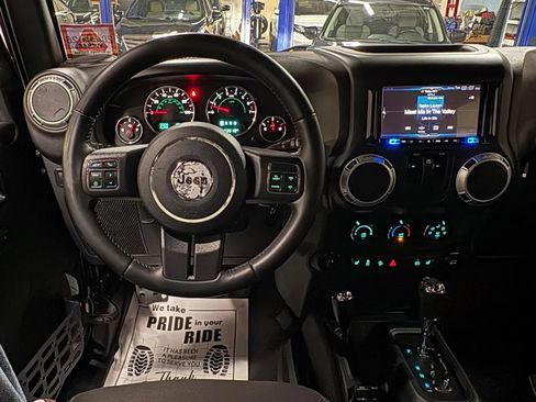 Used 2017 Jeep Wrangler Rubicon w/ Connectivity Group AWD/4WD image 17