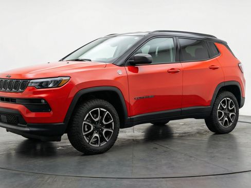 Used 2025 Jeep Compass Trailhawk AWD/4WD image 3