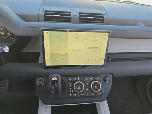 New 2025 Land Rover Defender 130 X-Dynamic SE image 21