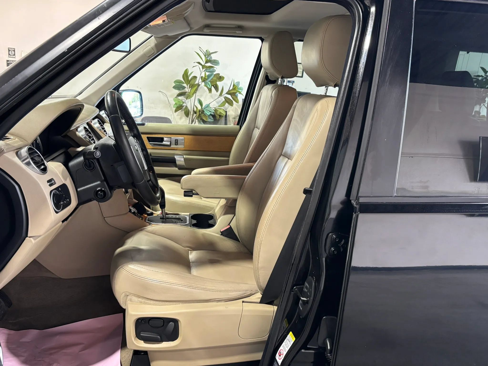 Used 2011 Land Rover LR4 HSE LUX AWD/4WD image 16