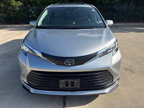 Used 2021 Toyota Sienna XLE FWD image 2