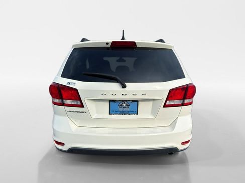 Used 2019 Dodge Journey SE w/ Connectivity Group FWD image 4