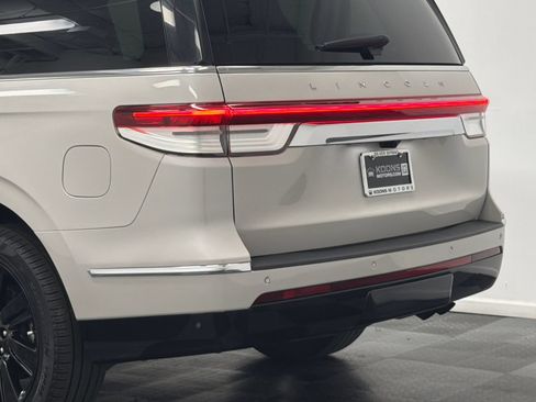 Used 2023 Lincoln Navigator Reserve AWD/4WD image 7