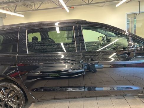 Used 2024 Chrysler Pacifica Limited w/ S Appearance Package image 8