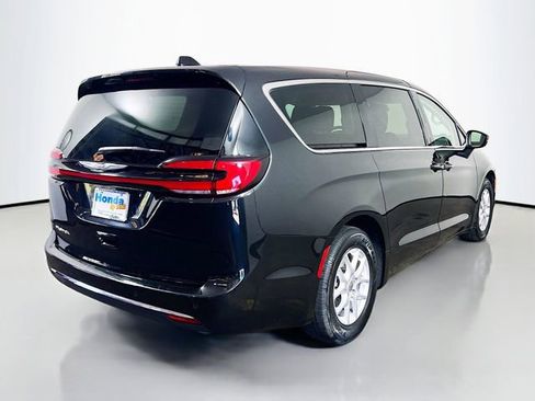 Used 2023 Chrysler Pacifica Touring-L FWD image 8