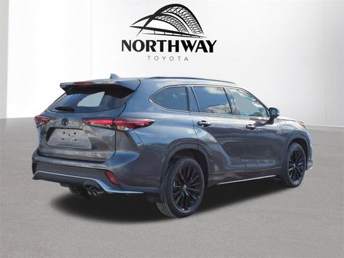 Used 2024 Toyota Highlander XSE image 4