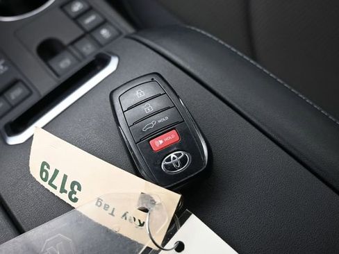 Used 2024 Toyota Highlander LE image 17