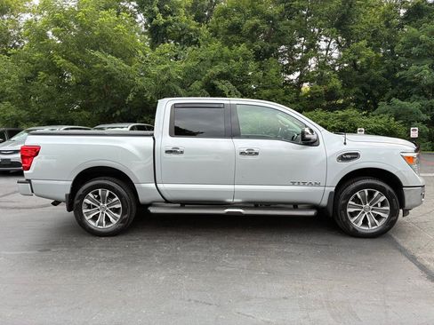 Used 2017 Nissan Titan SL AWD/4WD image 5