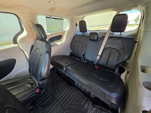 Used 2017 Chrysler Pacifica Touring-L FWD image 15