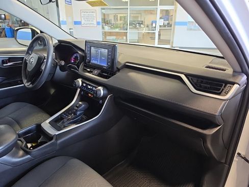 Used 2021 Toyota RAV4 XLE AWD/4WD image 31