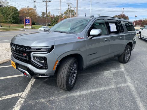 Used 2025 Chevrolet Suburban Z71 image 3