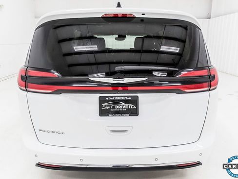 Used 2023 Chrysler Pacifica Touring-L image 5