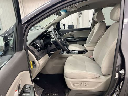 Used 2016 Kia Sedona LX w/ LX Convenience Package FWD image 14
