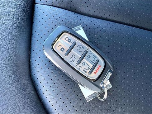 New 2026 Chrysler Pacifica Select image 32