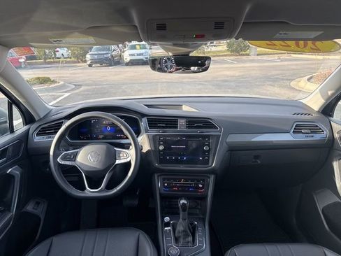 Used 2022 Volkswagen Tiguan SE image 2