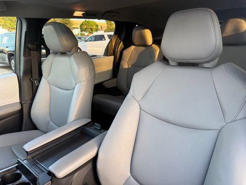 Used 2026 Toyota Sienna XLE FWD image 13