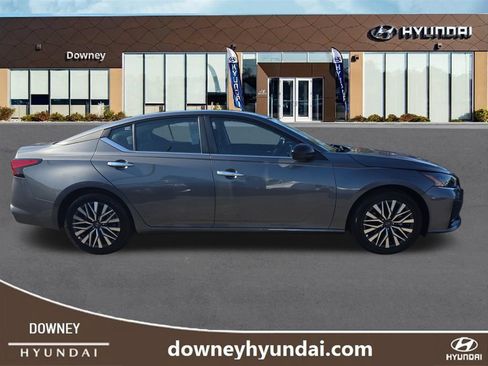 Used 2025 Nissan Altima 2.5 SV FWD image 6