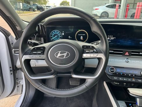Used 2025 Hyundai Elantra Limited image 15