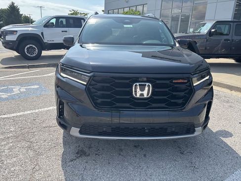 Used 2025 Honda Pilot TrailSport image 9