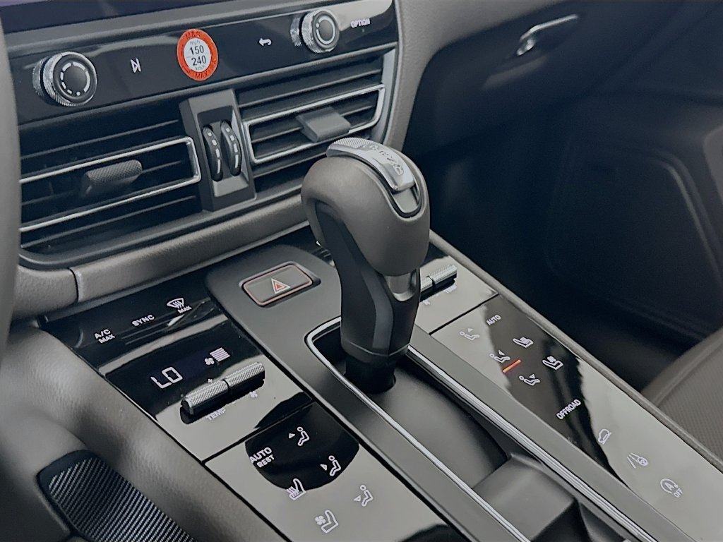 Certified 2026 Porsche Macan Turbo AWD/4WD image 18
