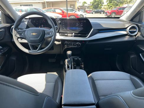 Used 2025 Chevrolet Trax LT FWD image 31