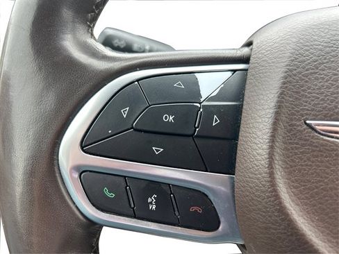 Used 2021 Chrysler Pacifica Touring-L image 37