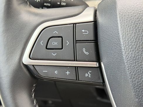 Used 2025 Toyota Highlander LE FWD image 17