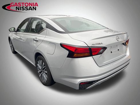 Used 2024 Nissan Altima 2.5 SV image 11