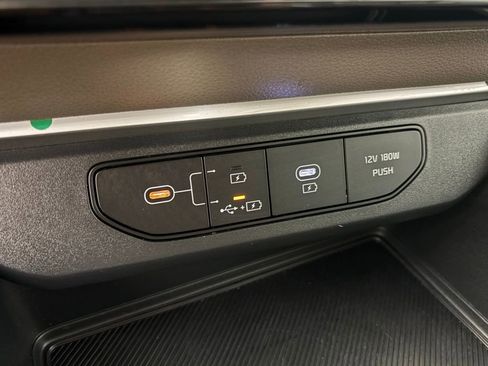 Used 2025 Kia Carnival FWD image 30