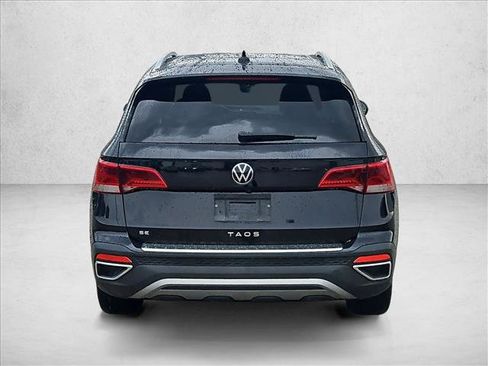 Used 2023 Volkswagen Taos SE w/ Panoramic Sunroof Package FWD image 6