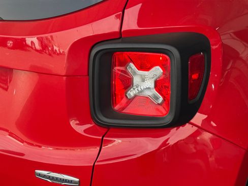 Used 2018 Jeep Renegade Latitude FWD image 32