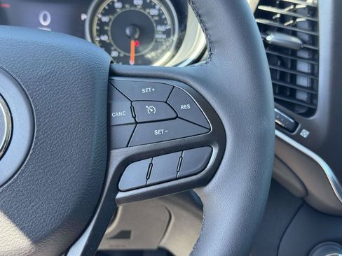 Used 2022 Jeep Cherokee Trailhawk AWD/4WD image 11