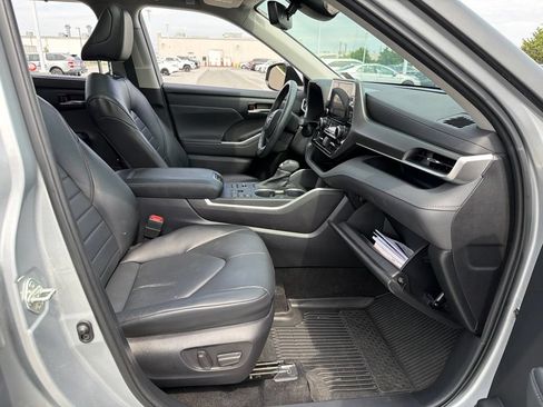 Used 2023 Toyota Highlander XLE AWD/4WD image 10
