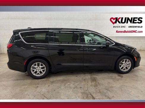 Used 2024 Chrysler Pacifica Touring-L image 4