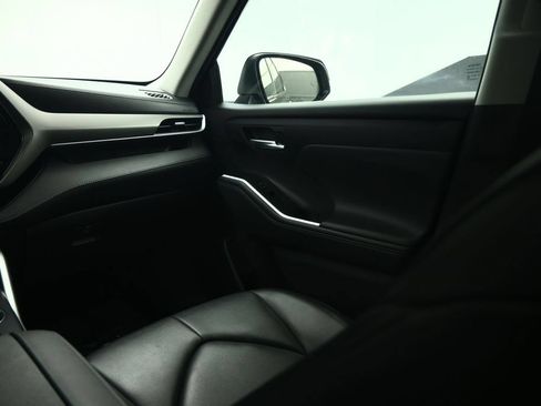 Used 2021 Toyota Highlander XLE AWD/4WD image 44
