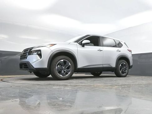 Used 2025 Nissan Rogue SV AWD/4WD image 49
