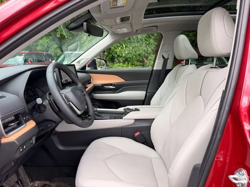 Used 2025 Toyota Grand Highlander AWD image 12