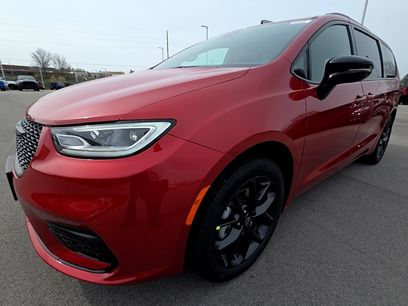 New 2026 Chrysler Pacifica Select