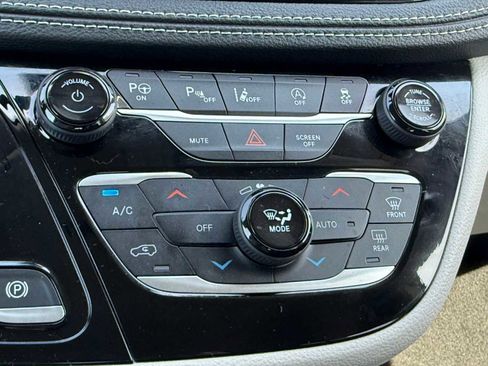 Used 2023 Chrysler Pacifica Touring-L FWD image 28